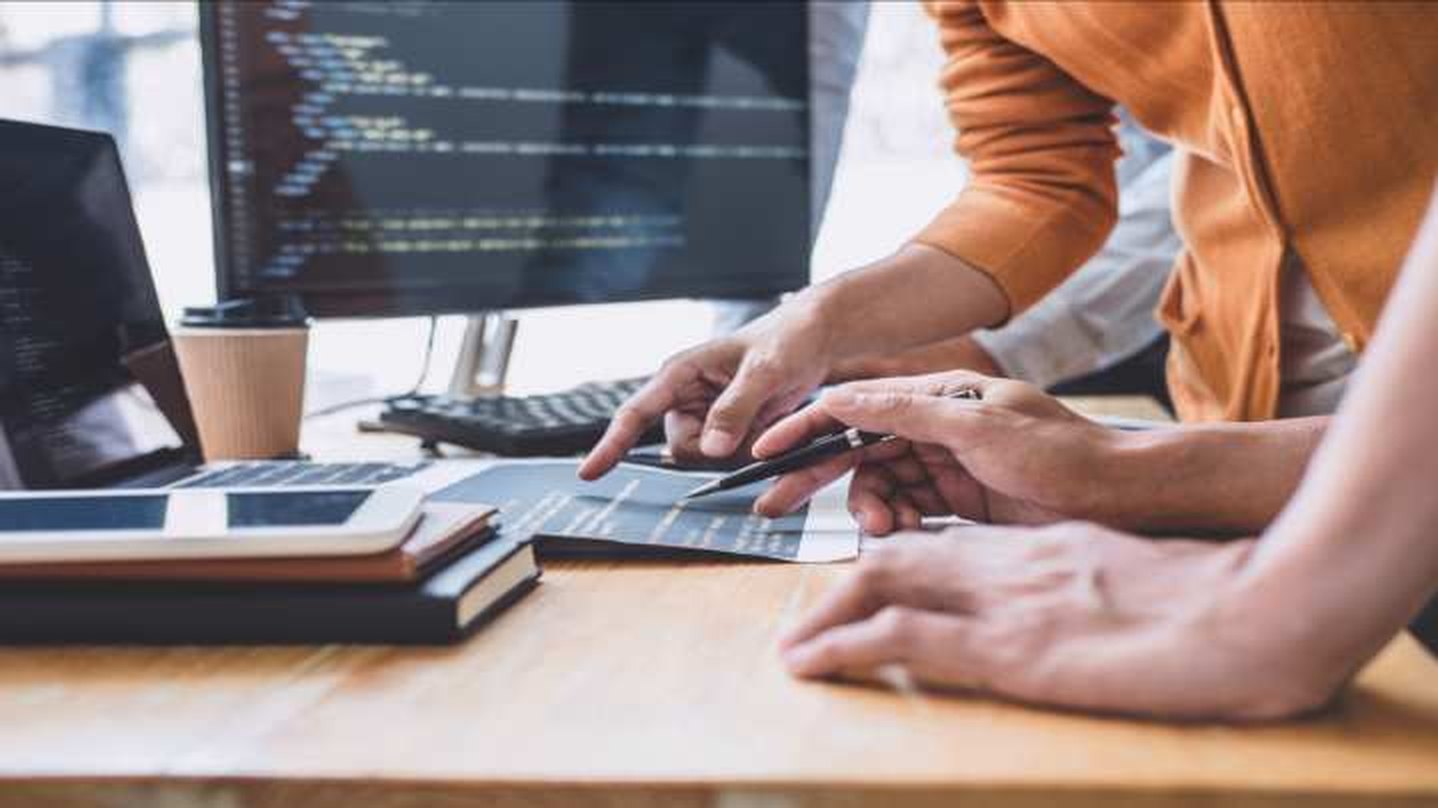 Equipo de desarrollo construyendo servicios e integraciones